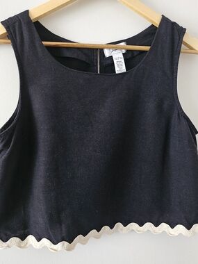 Japna Black Sleeveless Crop Top with Cream Scalloped Hem